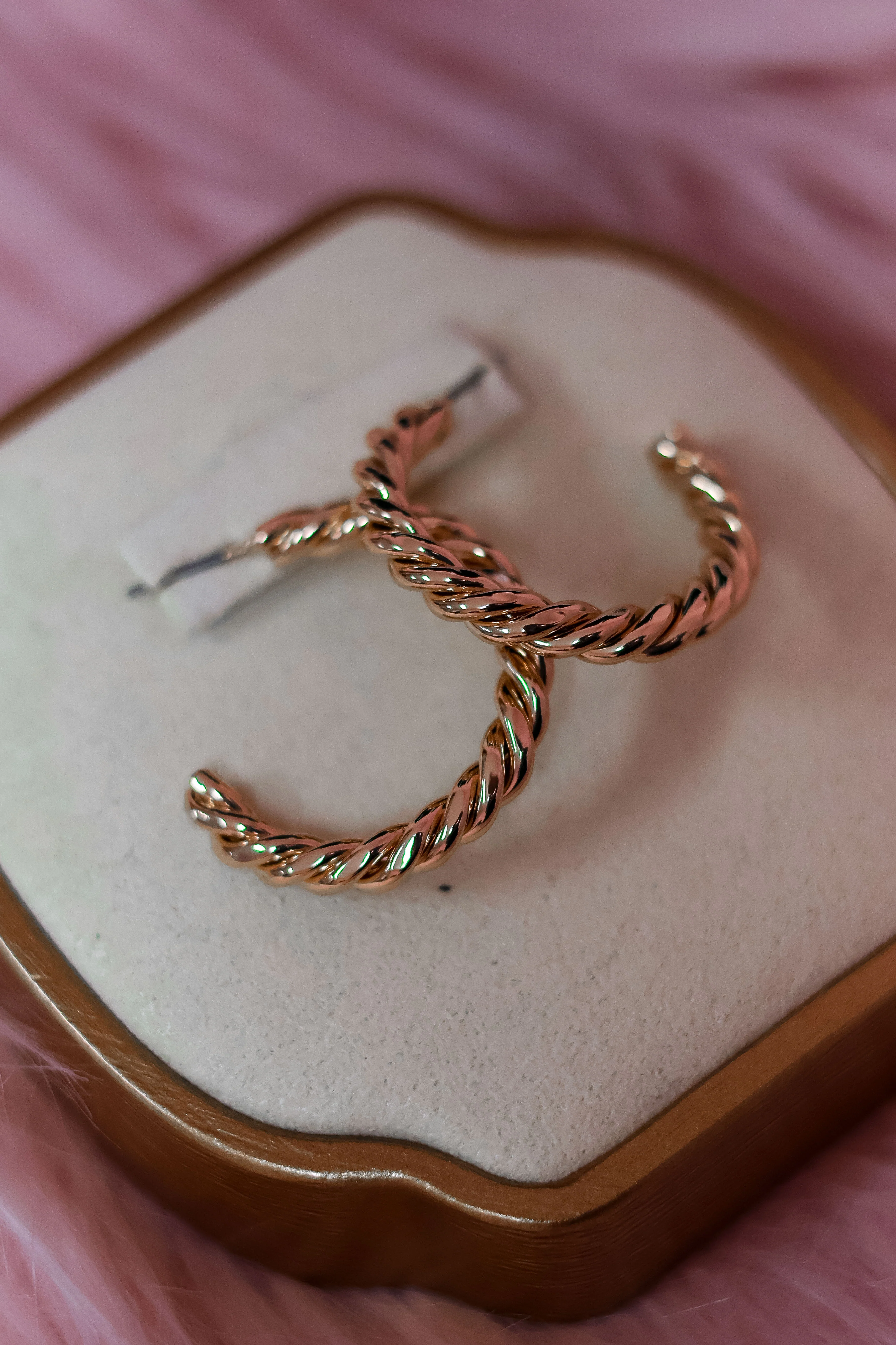CIRCLE TWISTED HOOP EARRINGS - Image 2